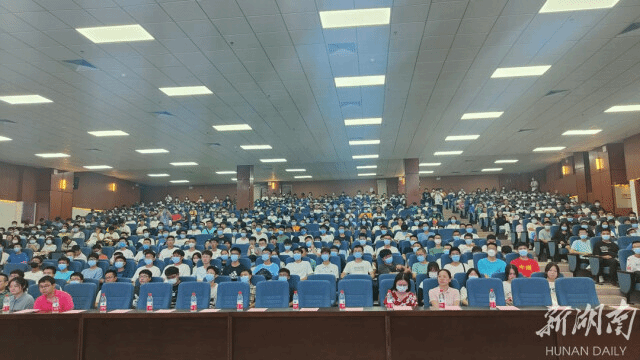 爱漫岛
新生：倾听戍边故事 致敬戍边英雄